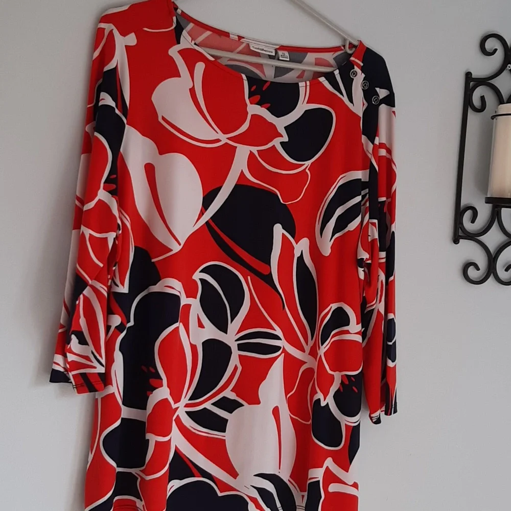Woman's tunic - Picture 1 of 2
